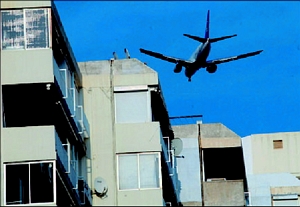 Avión cometiendo delito ecológico al sobrevolar Gavà Mar el 7 de abril de 2006 en aterrizaje por la tercera pista