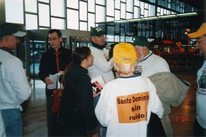 Intercambio de experiencias entre los vecinos de Gavà Mar y del Norte de Madrid en el aeropuerto del Prat (5 de Febrero de 2006)