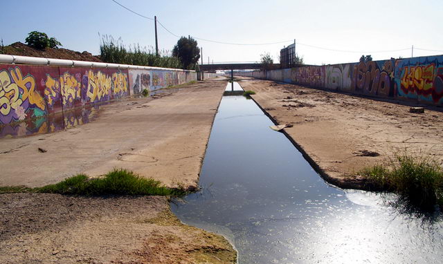 Imatge del tram canalitzat i cimentat de la Riera dels Canyars (26 d'Octubre de 2008) (Fotografia: Joaquim Cano)
