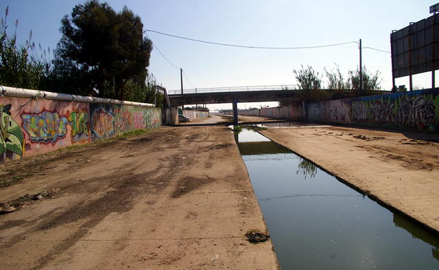 Imatge del tram canalitzat i cimentat de la Riera dels Canyars (26 d'Octubre de 2008) (Fotografia: Joaquim Cano)